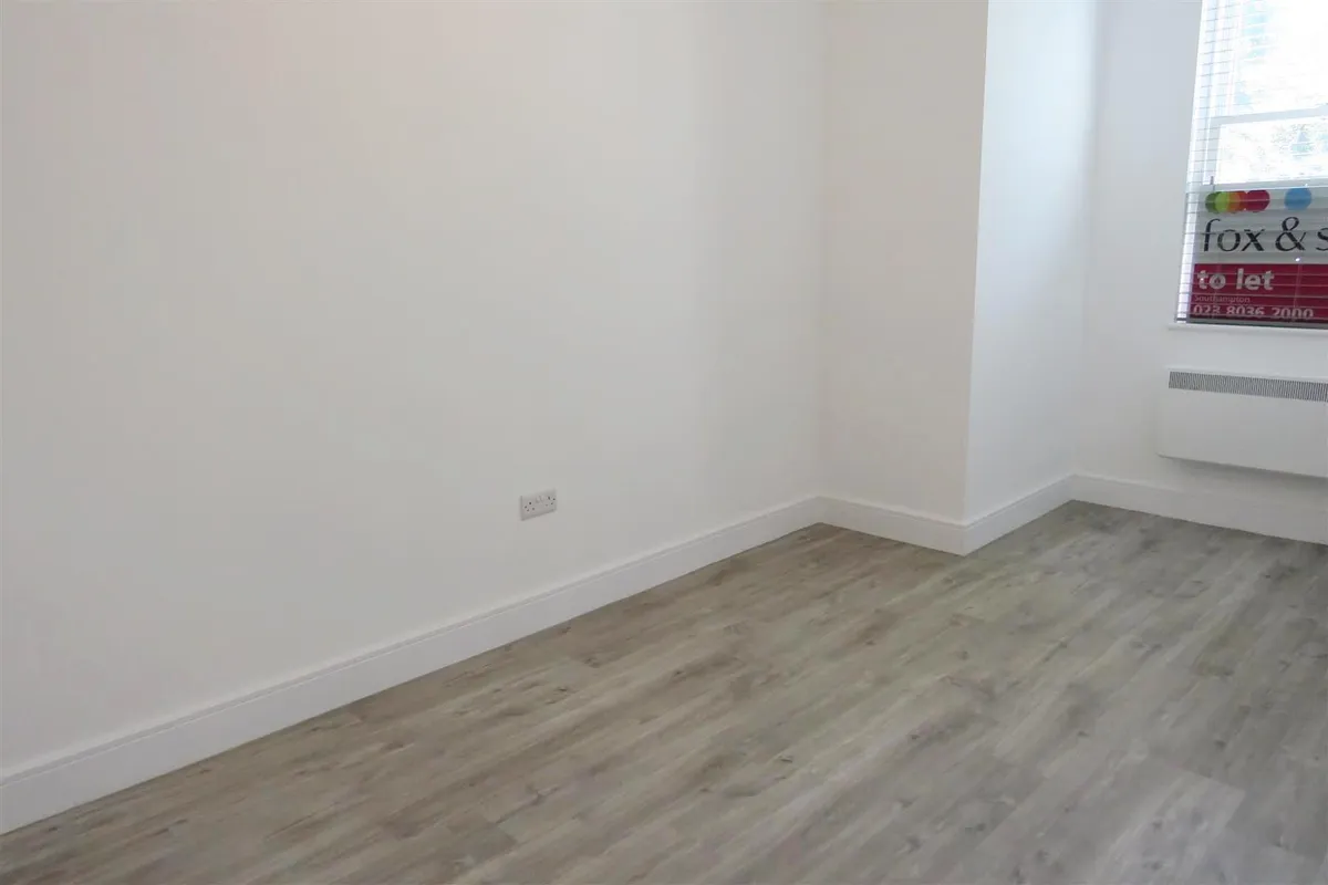 Flat College Place in Southampton