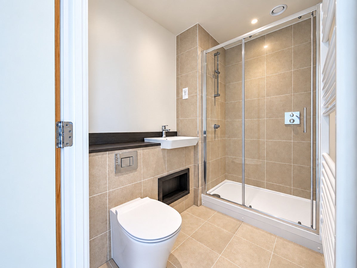 Flat Vanguard Way in Greater London