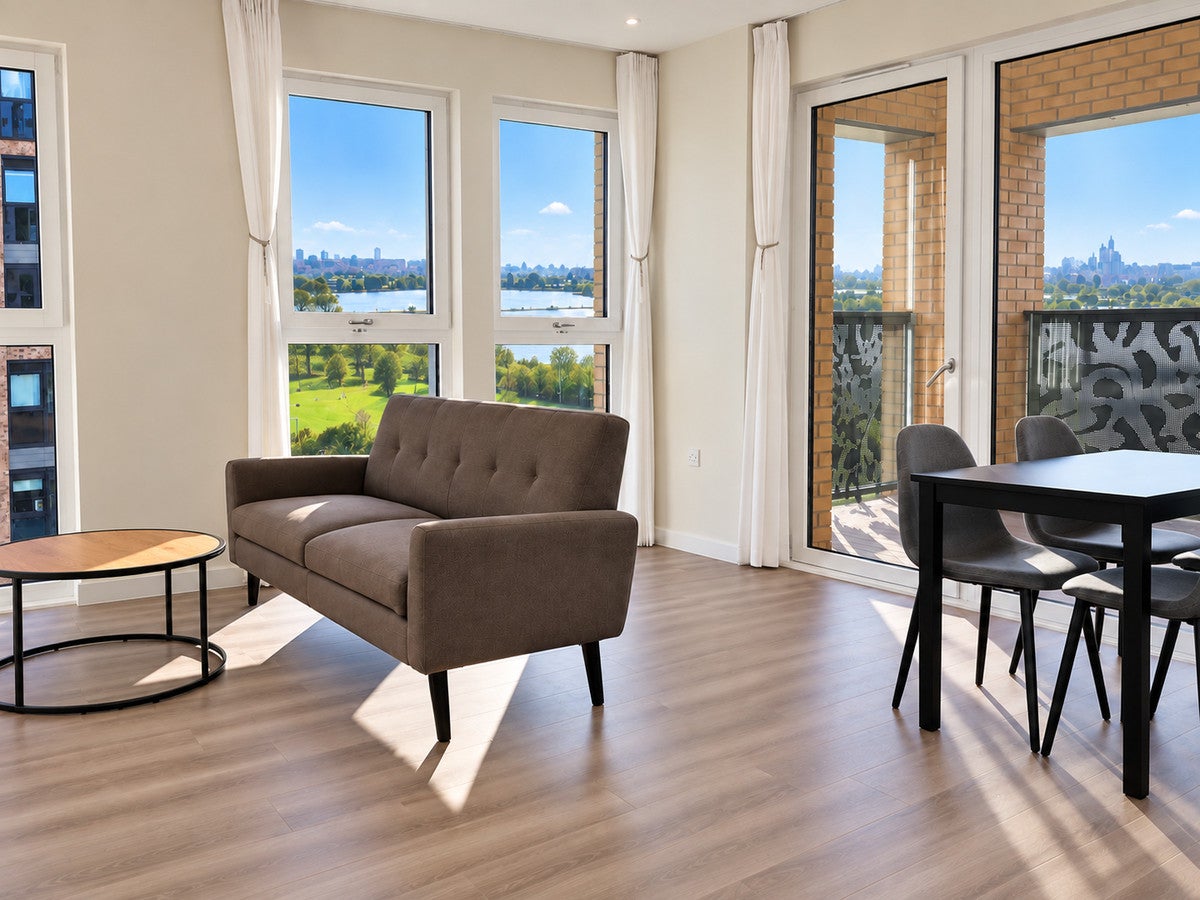 Flat Vanguard Way in Greater London
