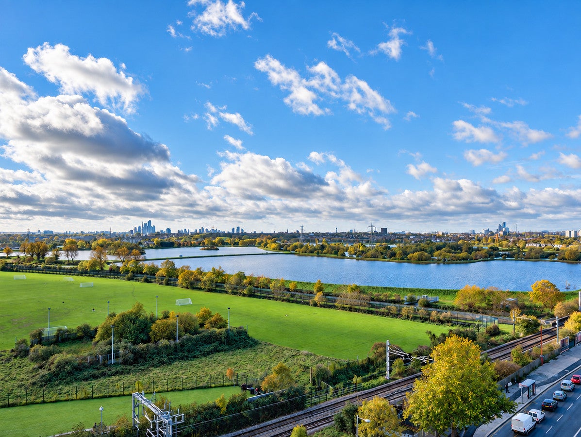 Flat Vanguard Way in Greater London