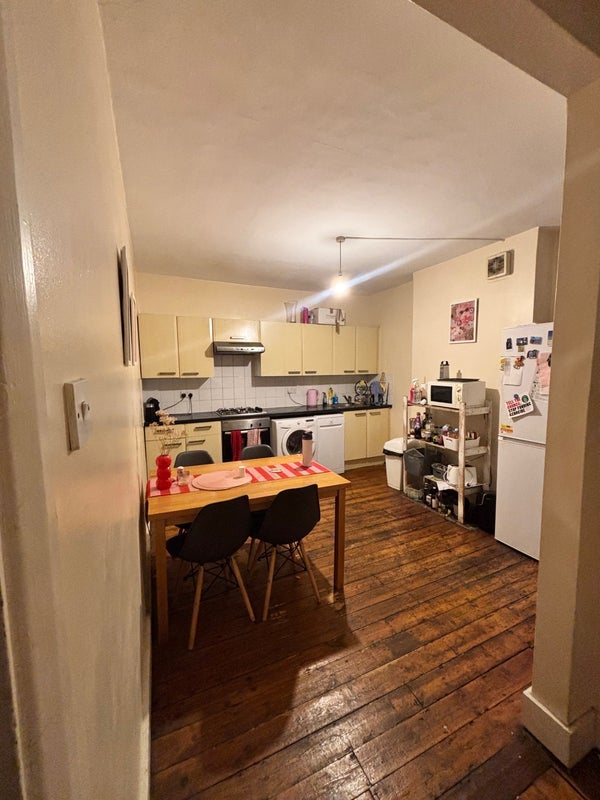 Room Gilbey Road in Greater London