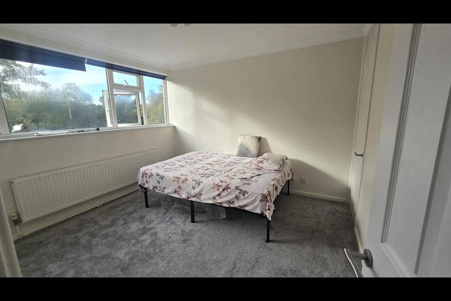 Room Hill End Road in Greater London