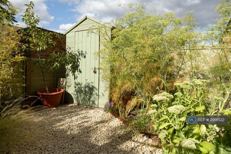 Flat Alanthus Close in Greater London