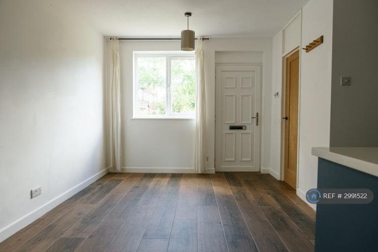 Flat Alanthus Close in Greater London