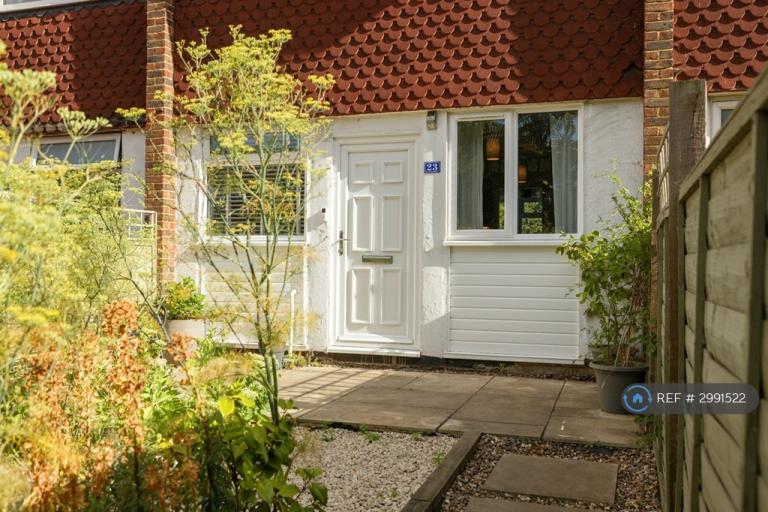 Flat Alanthus Close in Greater London