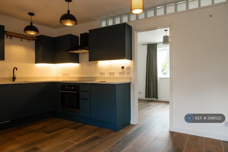 Flat Alanthus Close in Greater London