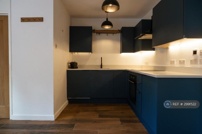 Flat Alanthus Close in Greater London