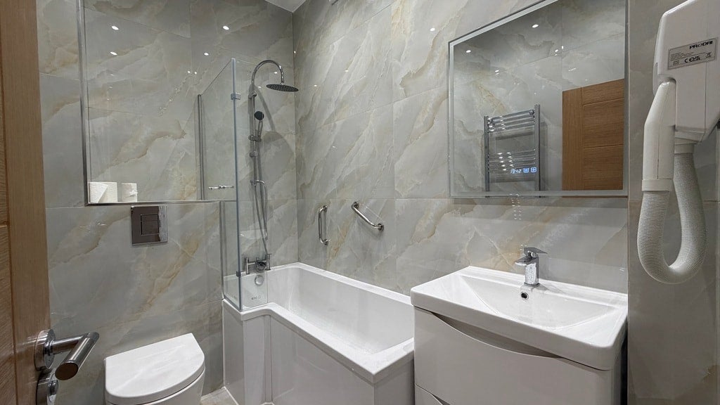 Flat Warwick Road in Greater London