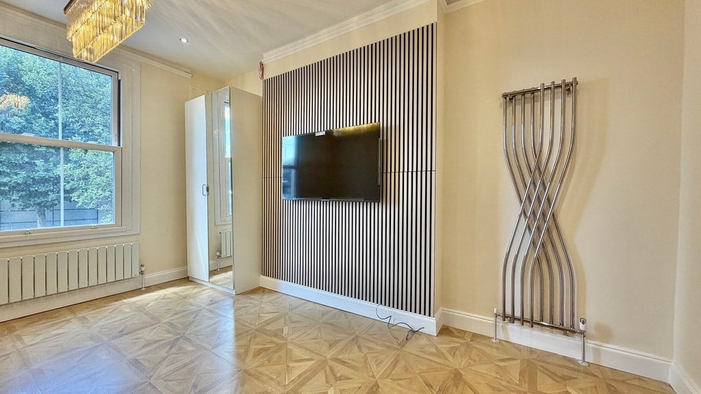 Flat Warwick Road in Greater London