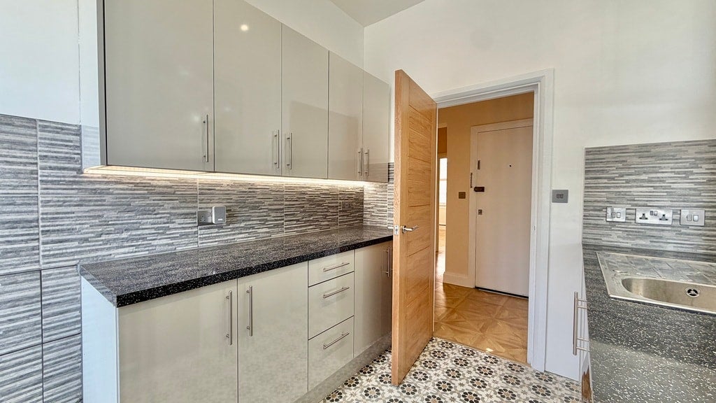 Flat Warwick Road in Greater London