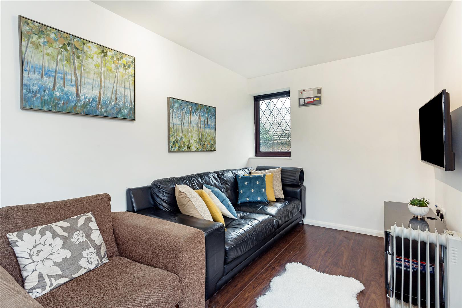 Room Ferrers Avenue in Greater London