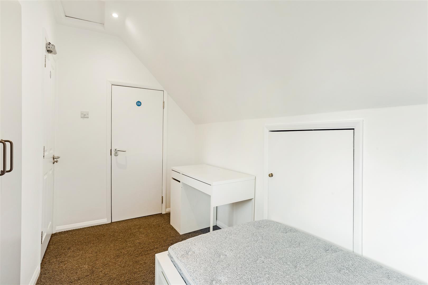 Room Ferrers Avenue in Greater London