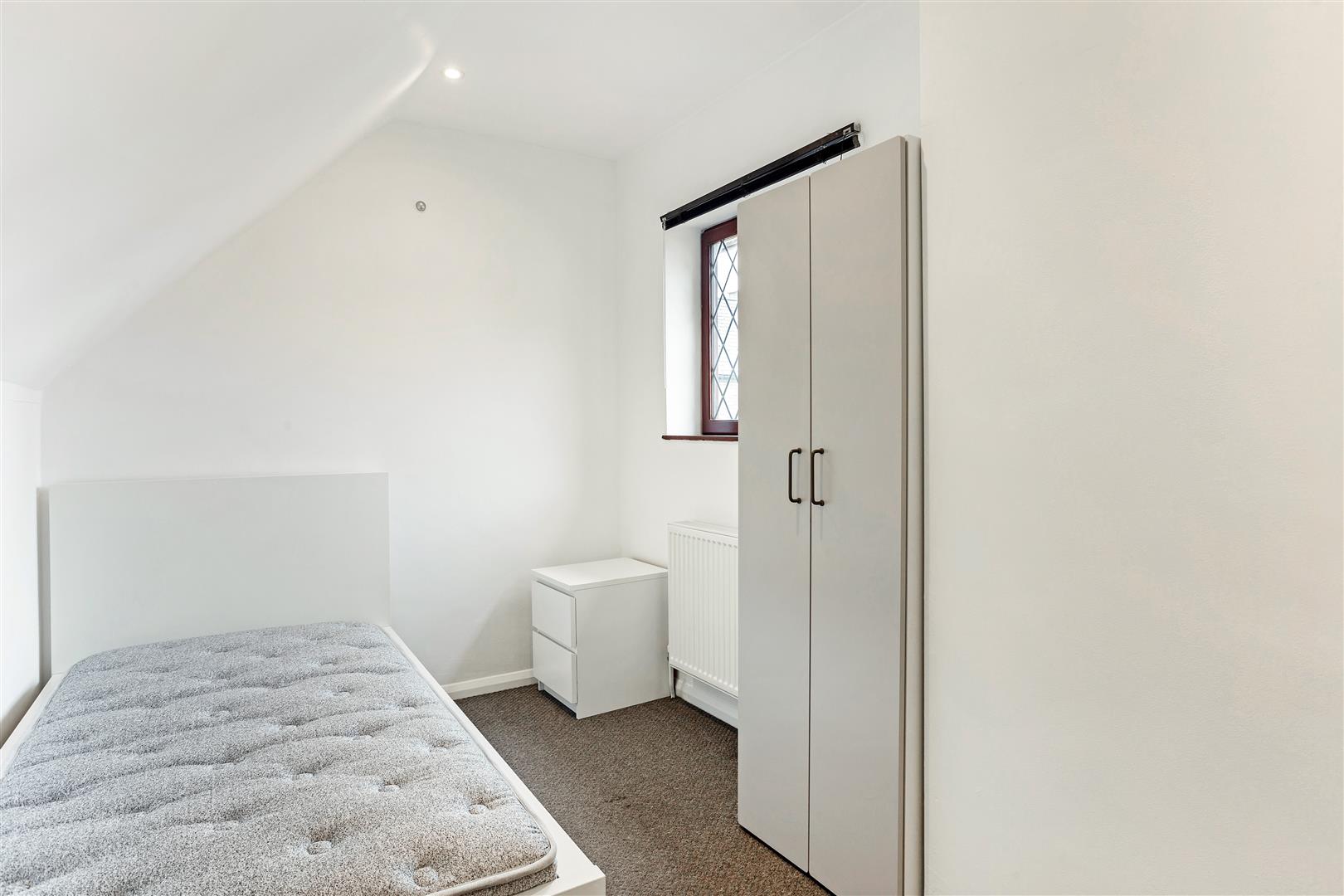 Room Ferrers Avenue in Greater London