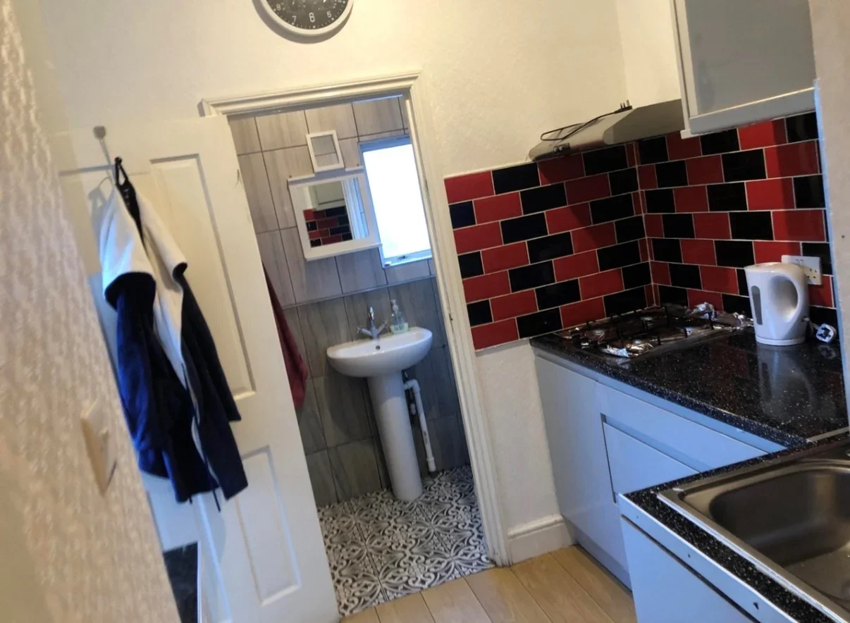 Flat Cassiobury Road in Greater London
