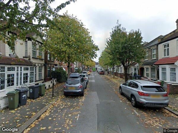 Flat Cassiobury Road in Greater London
