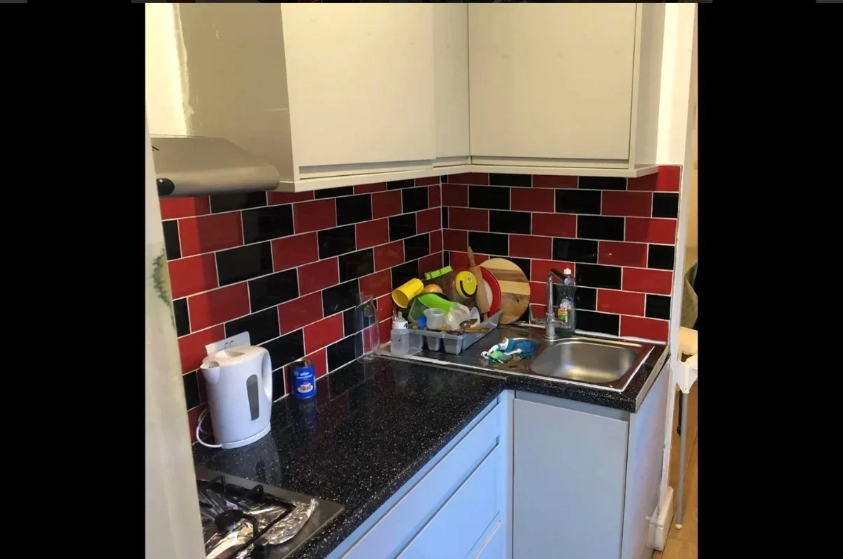 Flat Cassiobury Road in Greater London