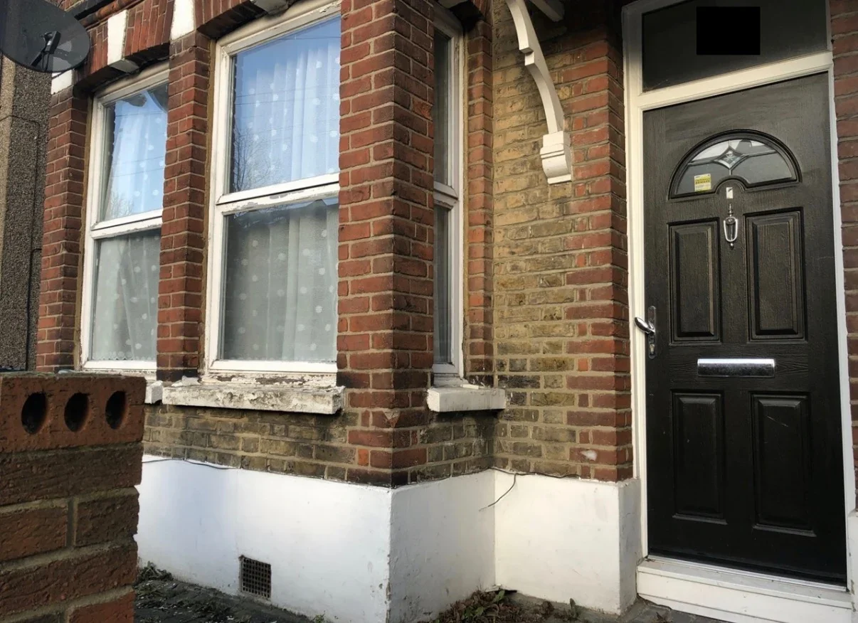 Flat Cassiobury Road in Greater London