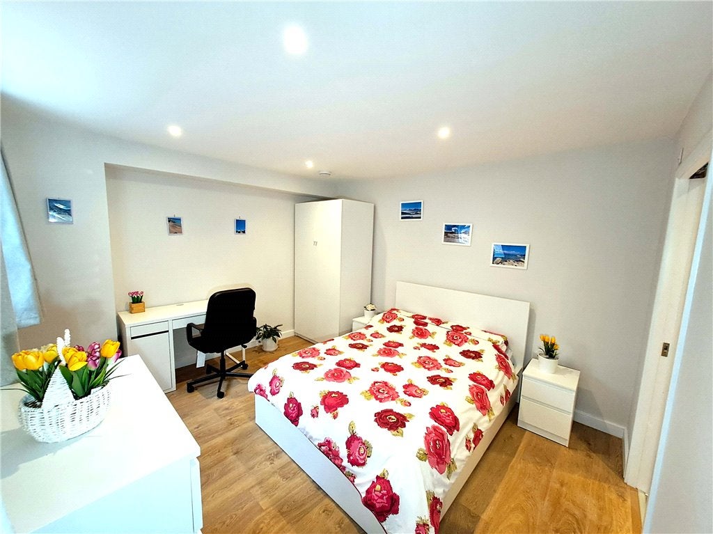 Room Queen Eleanor's Road in Guildford