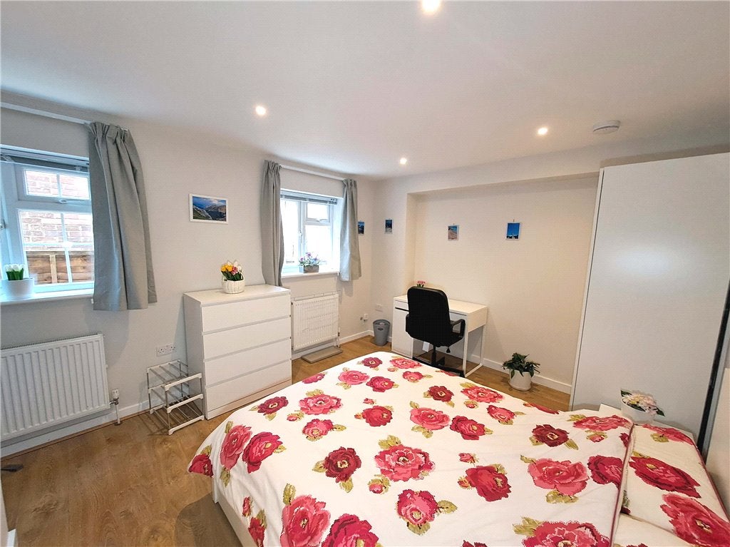 Room Queen Eleanor's Road in Guildford