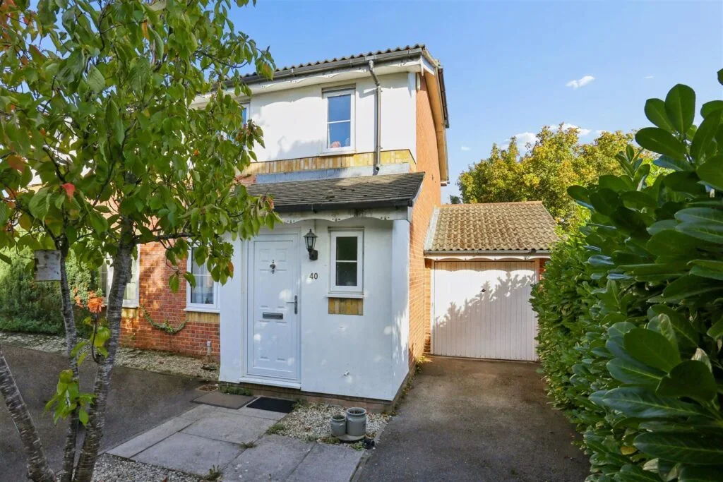 House Hadleigh Close in London