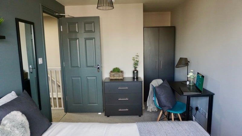Room Tudor Gardens in Slough