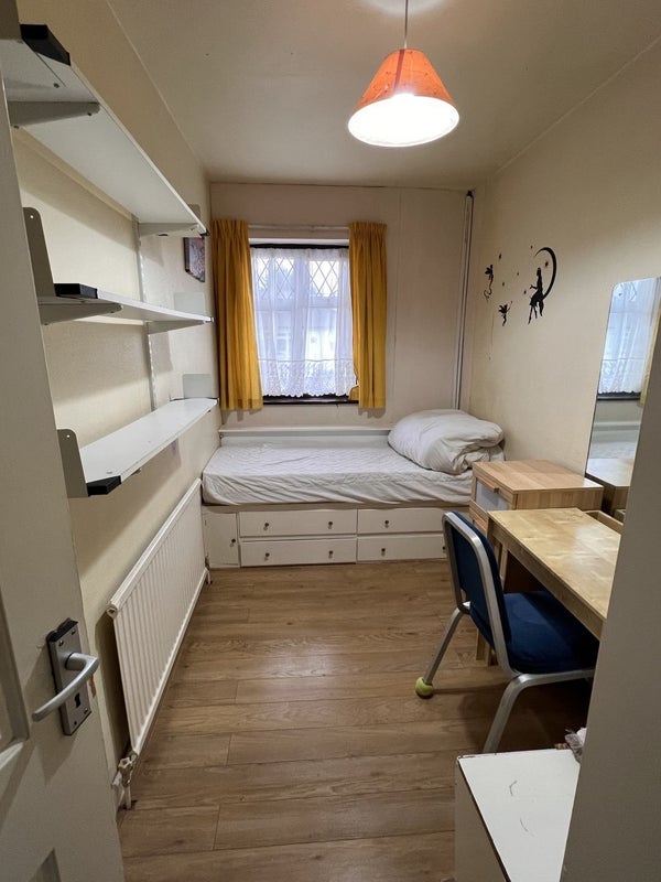 Room Chestnut Grove in Greater London