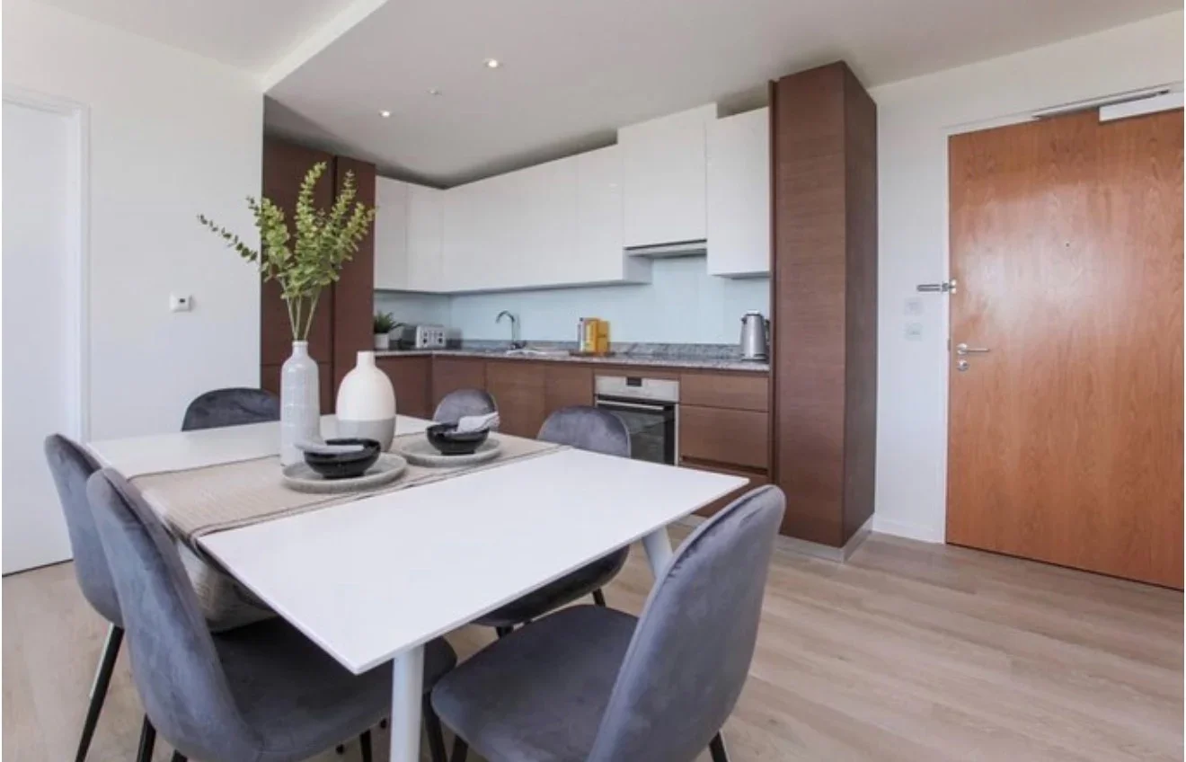 Flat Quince Road in Greater London