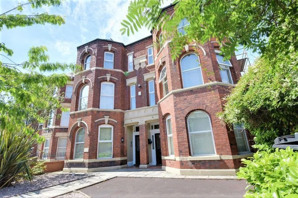 Flat Prince's Road in Street