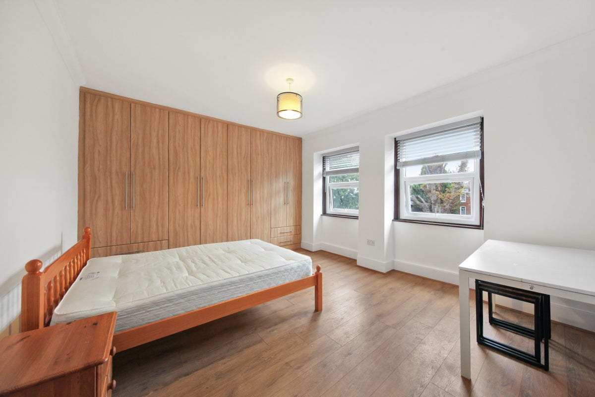 Flat Navigator Square in Greater London