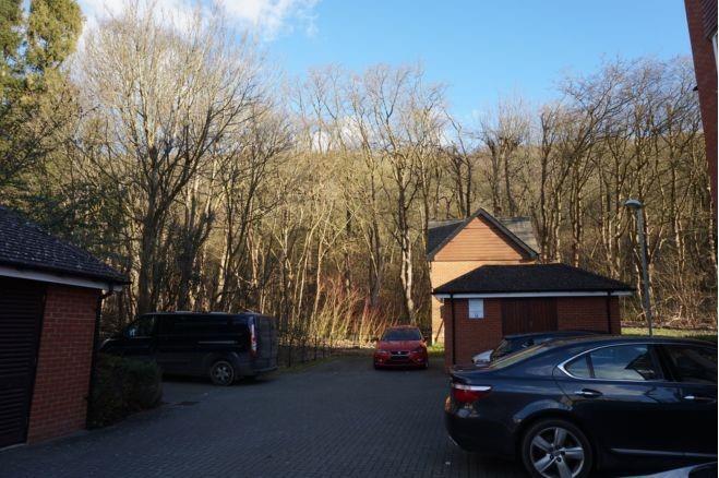 Flat Oakwood Close in Halton
