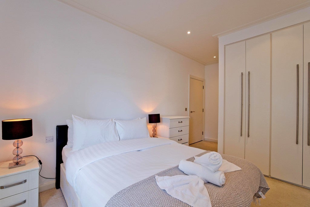 Flat South Quay Square in Greater London