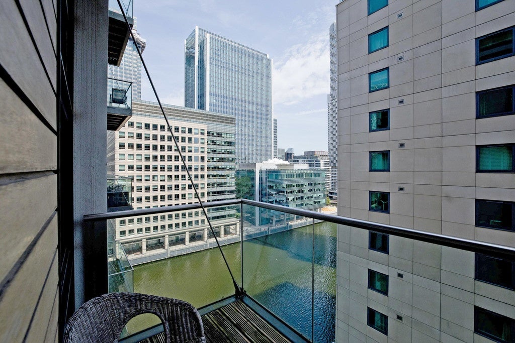 Flat South Quay Square in Greater London