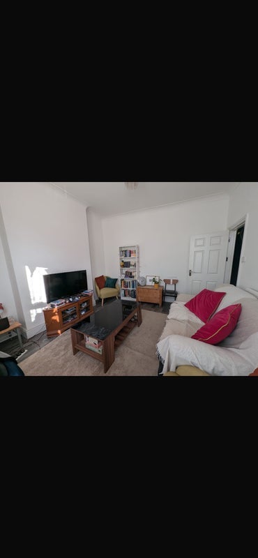 Room Reynolah Gardens in Greater London