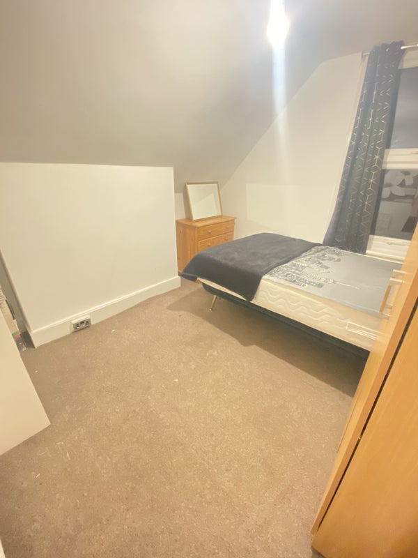 Room Station Road in Greater London