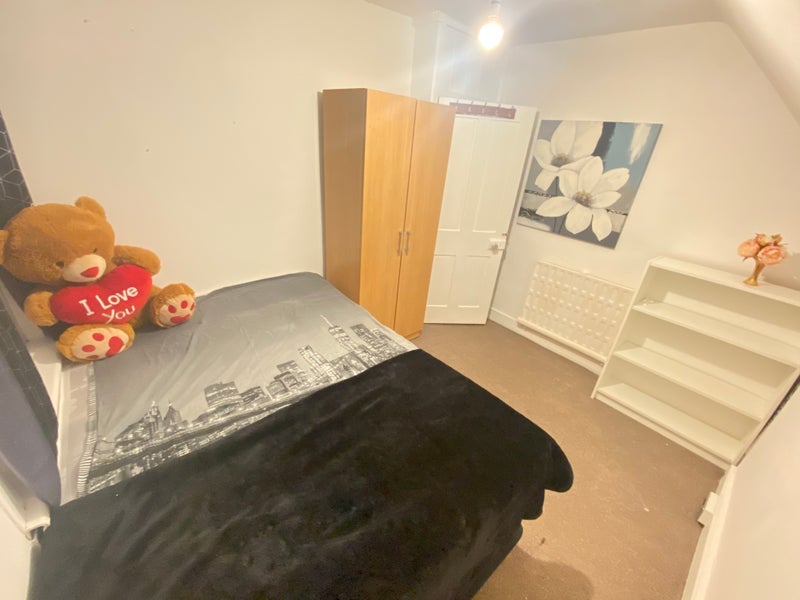 Room Station Road in Greater London
