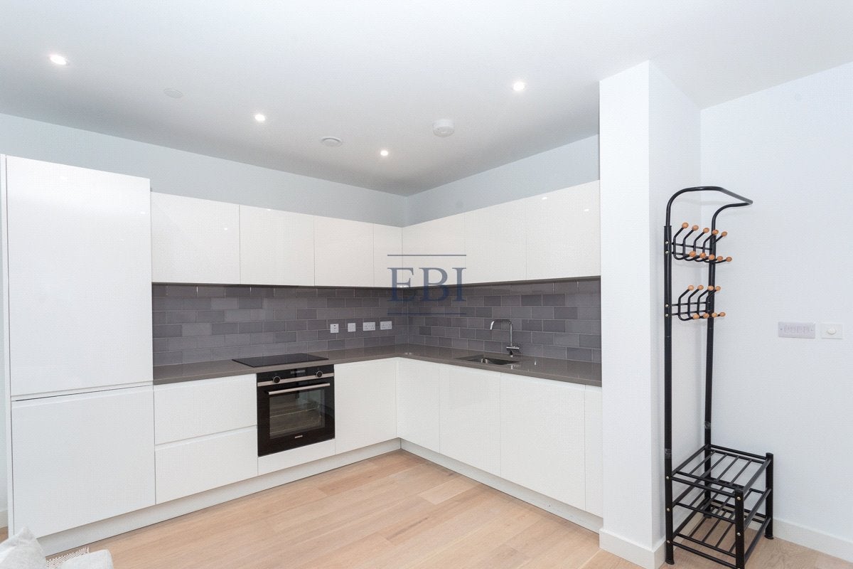 Flat Clipper Street in Greater London