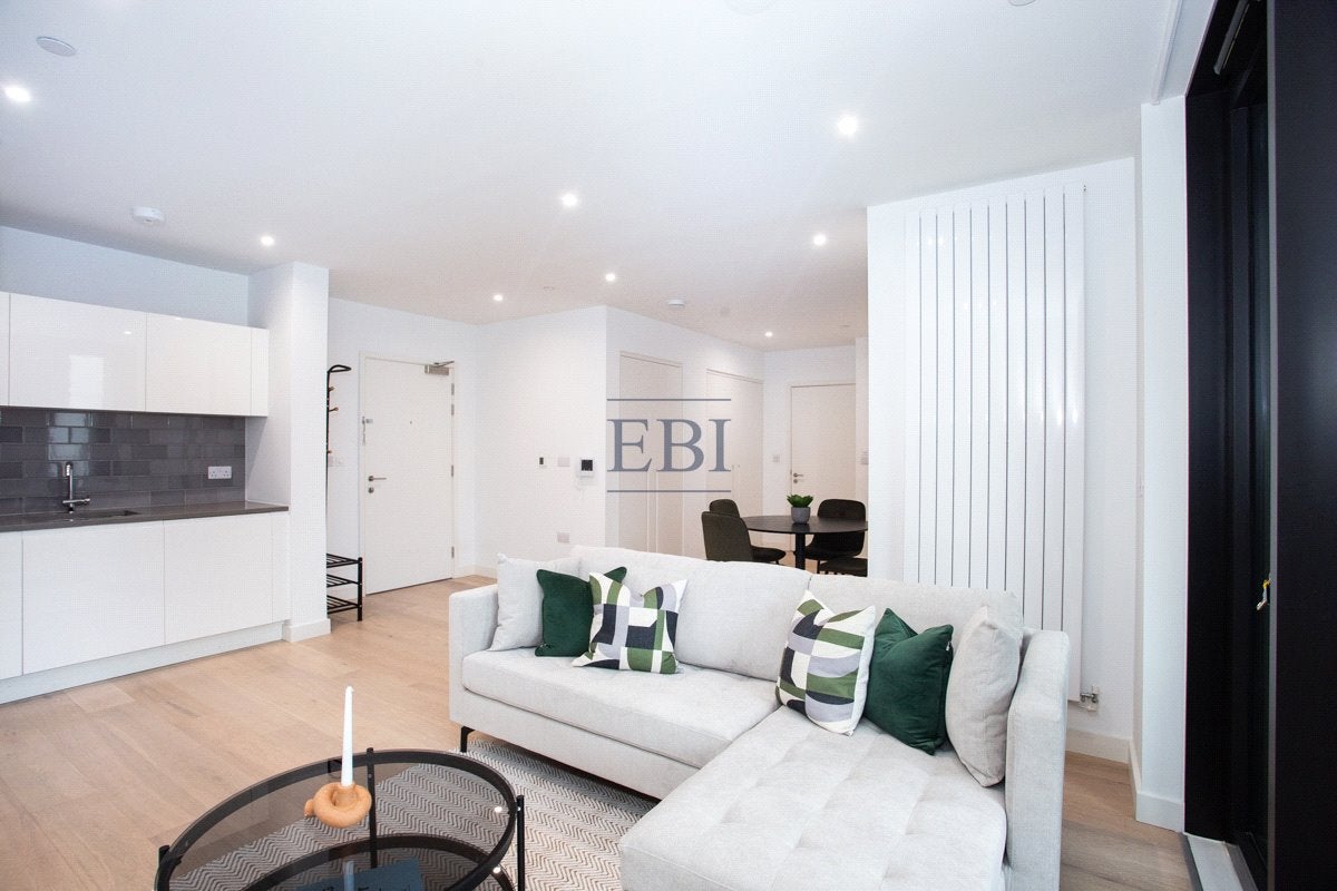 Flat Clipper Street in Greater London