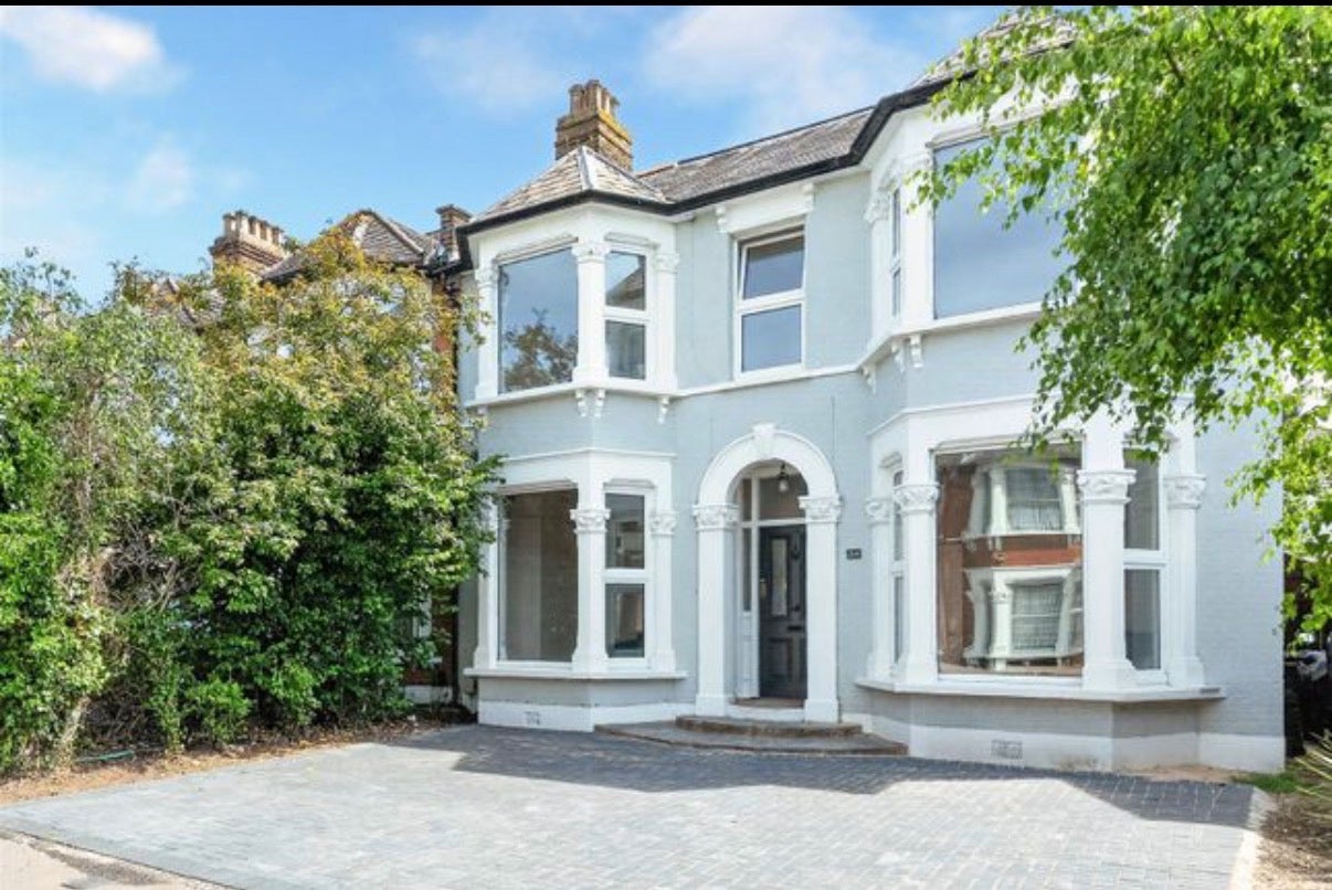 House Kingswood Road in Greater London