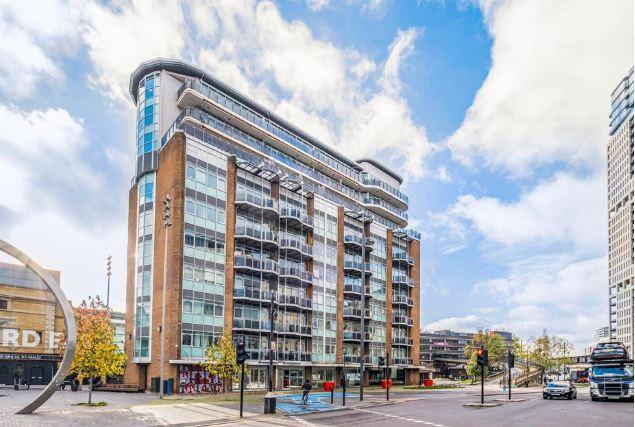 Flat Gerry Raffles Square in Greater London