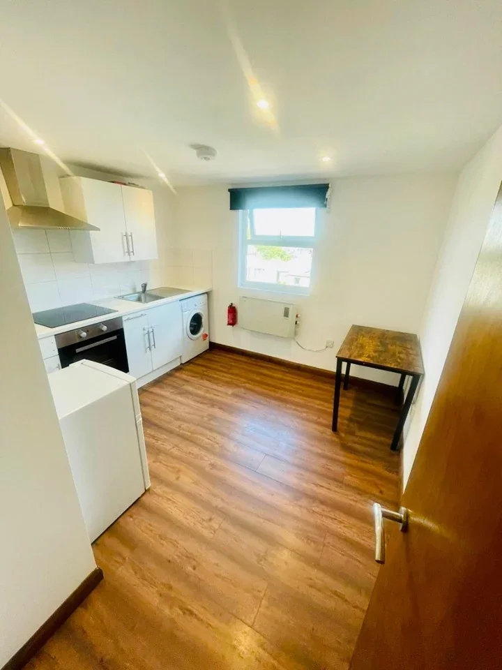 Flat Uxbridge Road in Greater London