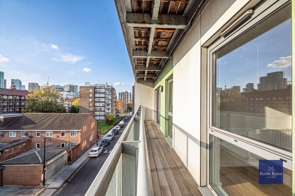 Flat Christian Street in Greater London