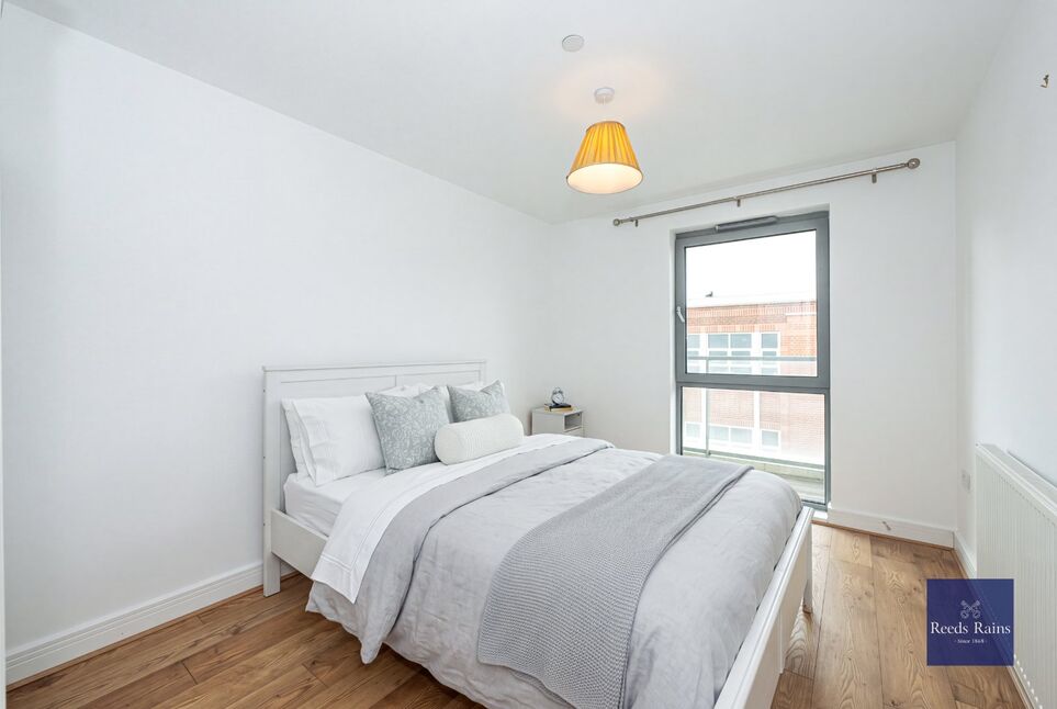 Flat Christian Street in Greater London