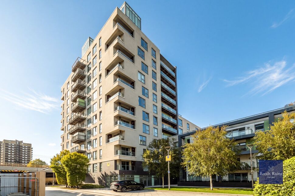 Flat Christian Street in Greater London