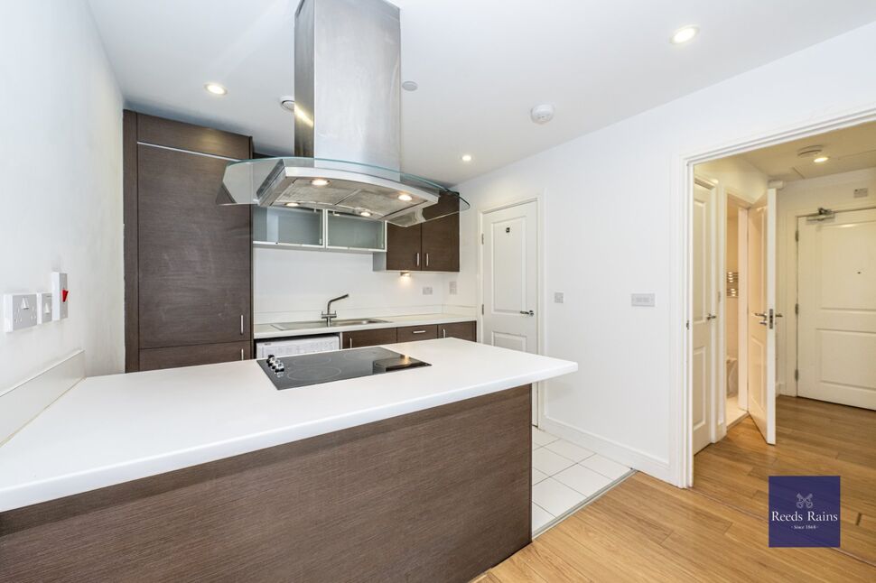 Flat Christian Street in Greater London