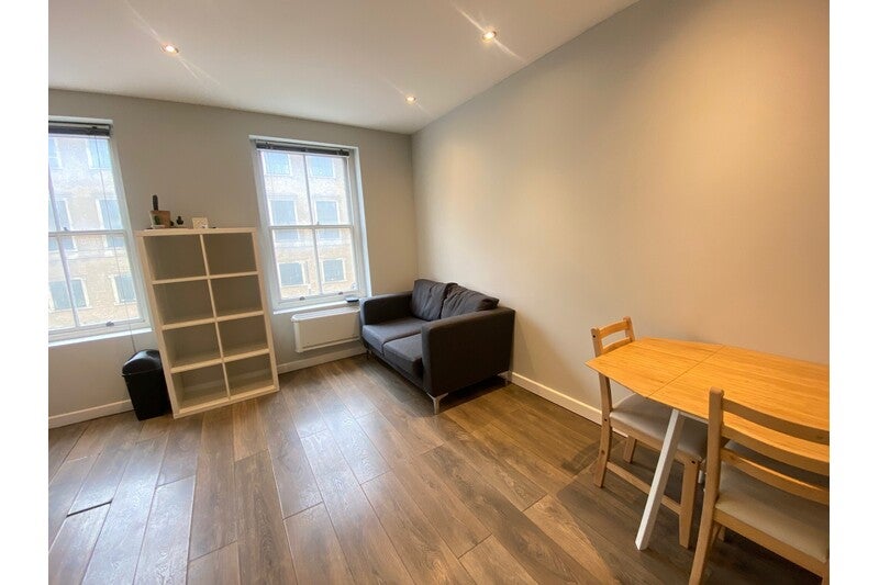 Flat Kennington Lane in Greater London
