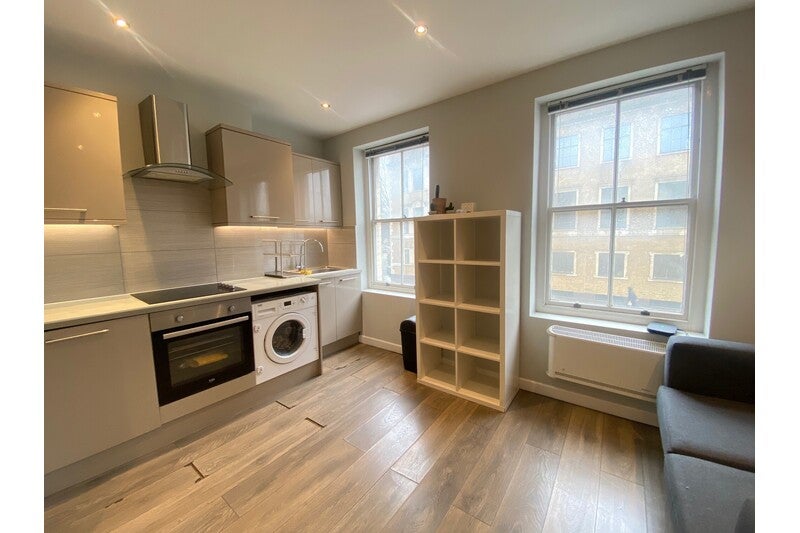 Flat Kennington Lane in Greater London