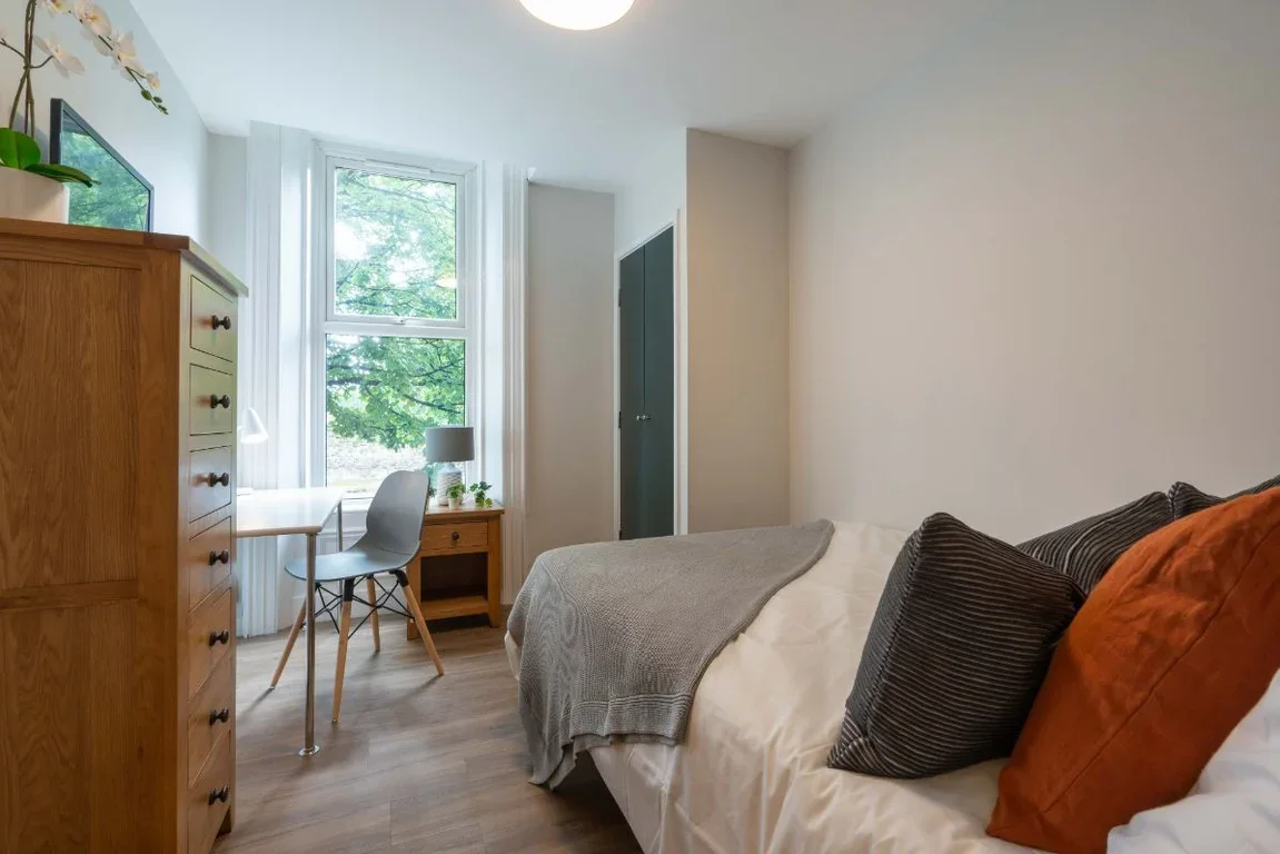 Flat Jesmond Road in Newcastle upon Tyne