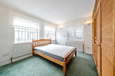 Flat Tooting High Street in Greater London