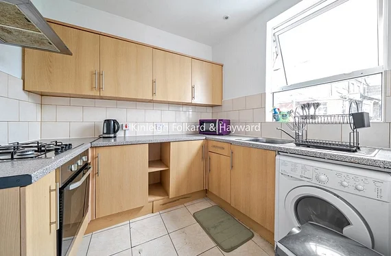 Flat Tooting High Street in Greater London
