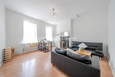 Flat Tooting High Street in Greater London